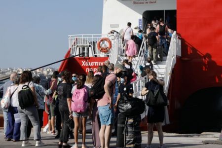 Αυξημένη η κίνηση στο λιμάνι του Πειραιά: Σαλπάρουν με rapid test και πιστοποιητικό εμβολιασμού