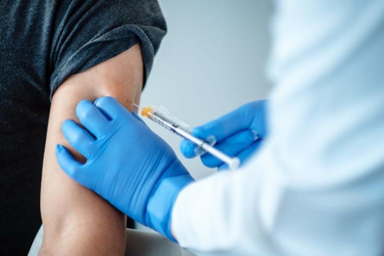 Έρευνα – Τα εμβόλια Covid-19 που γίνονται το απόγευμα φαίνεται να γεννούν περισσότερα αντισώματα | tovima.gr