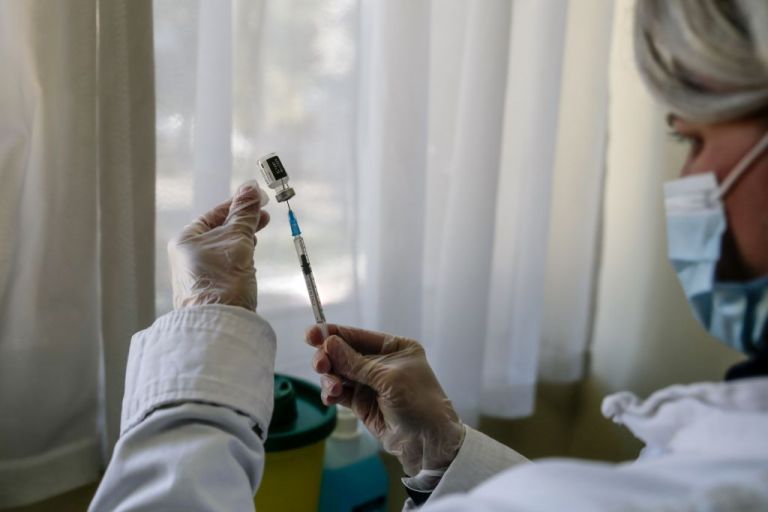 Ανοίγει σήμερα η πλατφόρμα για κατ’ οίκον εμβολιασμό – Θα γίνονται με Johnson & Johnson | tovima.gr