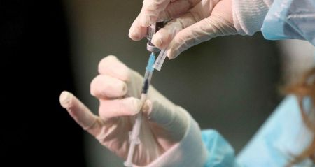 Εμβολιασμός: Νέες οδηγίες ΕΟΦ προς τους γιατρούς για τα σπάνια περιστατικά μυοκαρδίτιδας