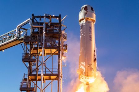Τζεφ Μπέζος: Ο πλουσιότερος άνθρωπος του κόσμου γράφει ιστορία στον διαστημικό τουρισμό