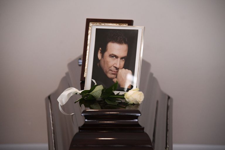 Τόλης Βοσκόπουλος: Τραγούδια, θλίψη και συγκίνηση στην κηδεία του «πρίγκιπα» | tovima.gr