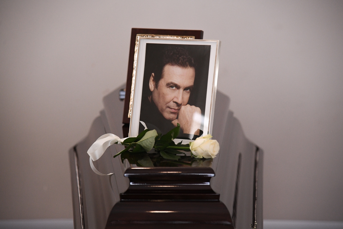 Τόλης Βοσκόπουλος: Τραγούδια, θλίψη και συγκίνηση στην κηδεία του «πρίγκιπα»