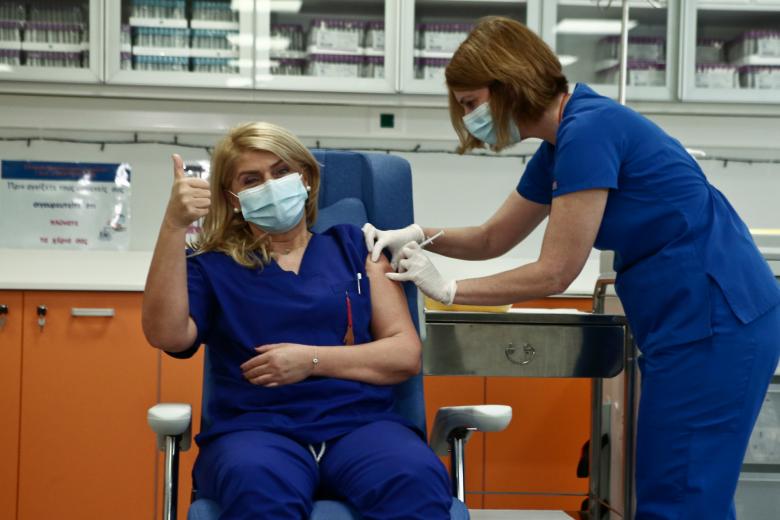 Υποχρεωτικός εμβολιασμός: Πρόστιμα έως και 200.000 ευρώ για εργοδότες που απασχολούν ανεμβολίαστους