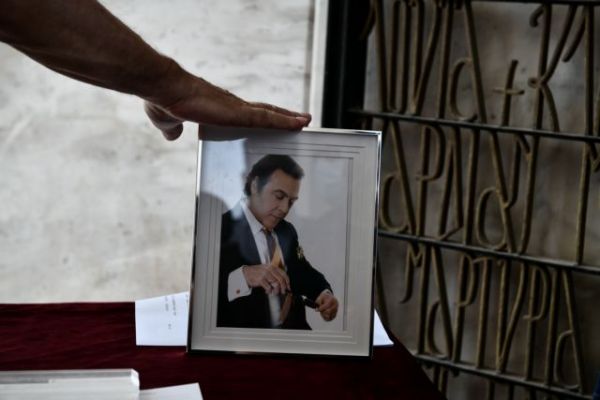 Τόλης Βοσκόπουλος: Συγγενείς και φίλοι αποχαιρετούν το «πρίγκιπα» του λαϊκού τραγουδιού