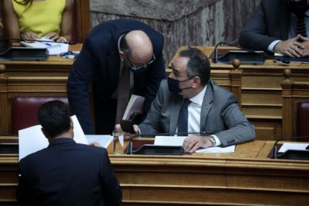 Βουλή: Ψηφίστηκε από ΝΔ και ΚΙΝΑΛ η τροπολογία για τους υποχρεωτικούς εμβολιασμούς