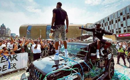 Γιάννης: «Τα καταφέραμε Θανάση, κανείς δε μπορεί να μας το πάρει»