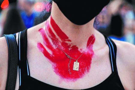 Αποτροπιασμός από τις αλλεπάλληλες δολοφονίες γυναικών – Αύξηση της ενδοοικογενειακής βίας | tovima.gr
