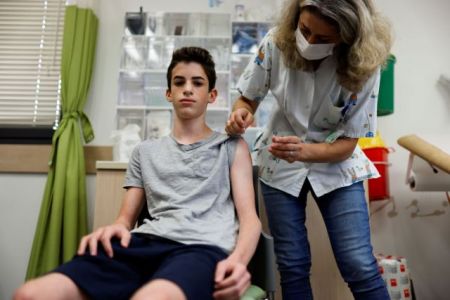 Κεραμέως καλεί εκπαιδευτικούς, φοιτητές και έφηβους να εμβολιαστούν