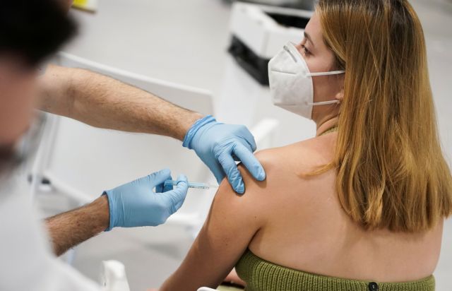 Υποχρεωτικός εμβολιασμός: «Σφίγγει ο κλοιός» για τρεις κατηγορίες – Ποιοι εργαζόμενοι βρίσκονται στο στόχαστρο