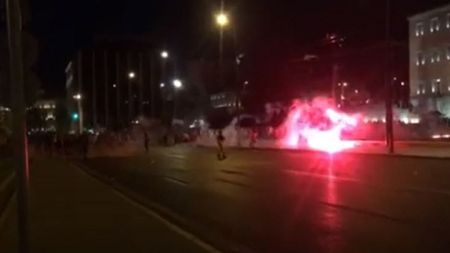 Σύνταγμα: Επεισόδια στη συγκέντρωση των αντιεμβολιαστών