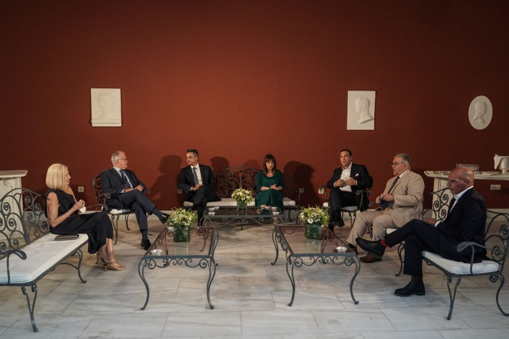 Δεξίωση στο Προεδρικό Μέγαρο: Τα «πηγαδάκια» και οι συμβολικές παρουσίες [Εικόνες]