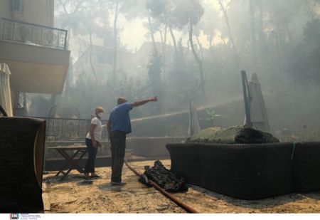 Φωτιά στη Σταμάτα: Ενισχύονται οι δυνάμεις της Πυροσβεστικής – «Δίνουμε μάχη για τα σπίτια, προσπαθούμε να σώσουμε τον κόσμο»