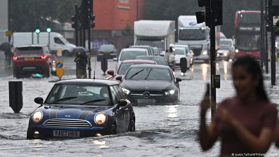 Πρωτοφανείς βροχοπτώσεις στο Λονδίνο