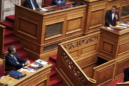 Εκπαιδευτικό νομοσχέδιο: «Μάχη» Μητσοτάκη – Τσίπρα στη Βουλή