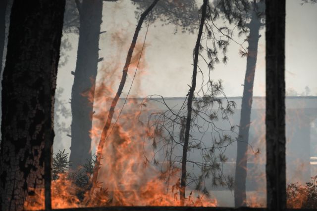Φωτιά σε Σταμάτα, Ροδόπολη και Διόνυσο: «Η κατάσταση δείχνει καλύτερη» | tovima.gr