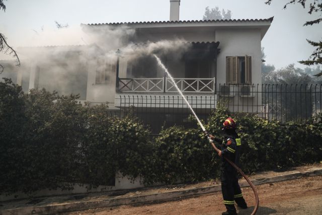 Εικόνες και βίντεο από τα σπίτια και τα αυτοκίνητα που κάηκαν στη Σταμάτα | tovima.gr