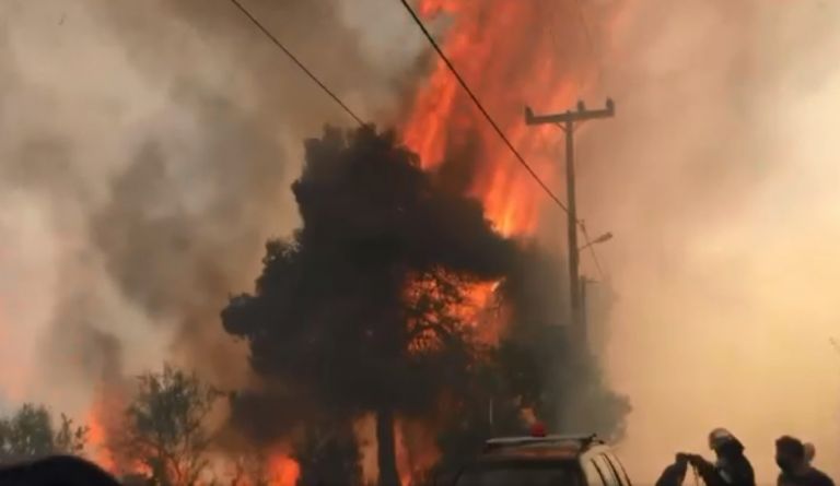 Ανεξέλεγκτη πύρινη λαίλαπα σε Σταμάτα και Ροδόπολη – Καίγονται σπίτια | tovima.gr