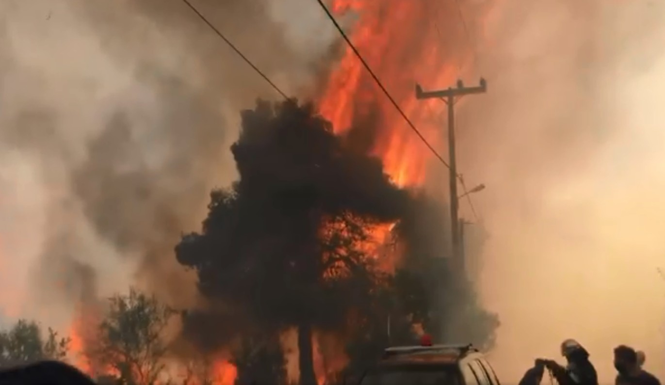Ανεξέλεγκτη πύρινη λαίλαπα σε Σταμάτα και Ροδόπολη – Καίγονται σπίτια