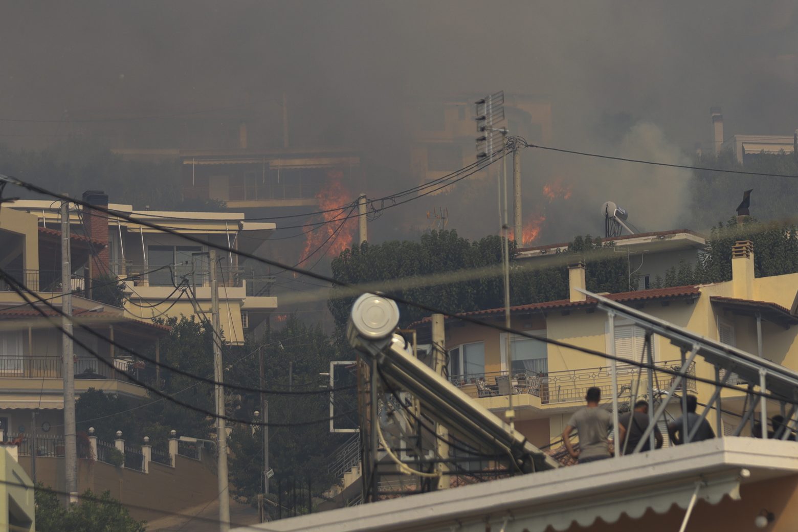 Πάτρα: Ολονύχτια μάχη με τις φλόγες στη Δροσιά – Ενισχύθηκαν οι δυνάμεις της πυροσβεστικής