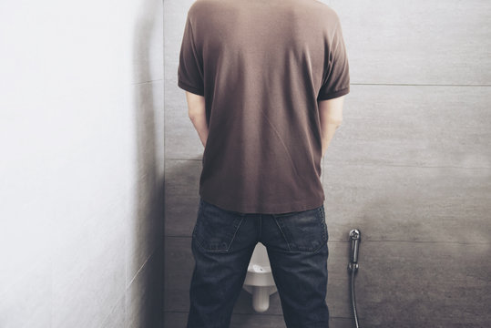 Προβλήματα ούρησης στους άνδρες: Τι μπορεί να κρύβουν | tovima.gr