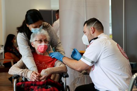 Ισραήλ: Ξεκινά τρίτη δόση εμβολιασμού για πολίτες άνω των 60 ετών