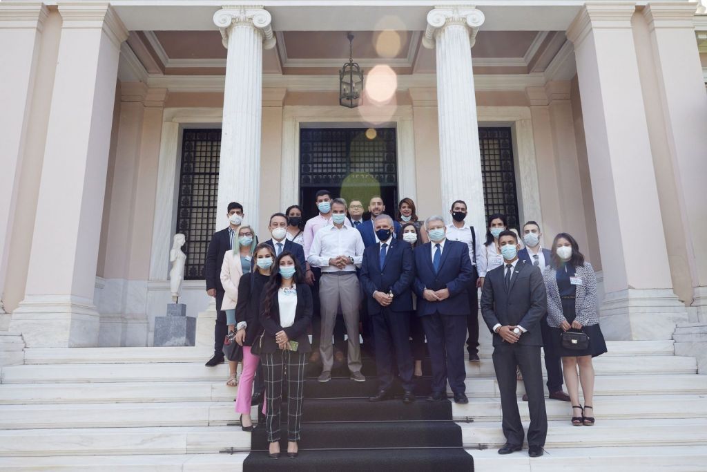 Συνάντηση Μητσοτάκη με νέους και νέες του προγράμματος «Νόστος»