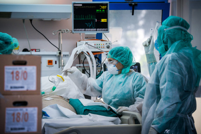 Rapid spike in COVID-19 hospital admissions, intubations spurs concerns | tovima.gr