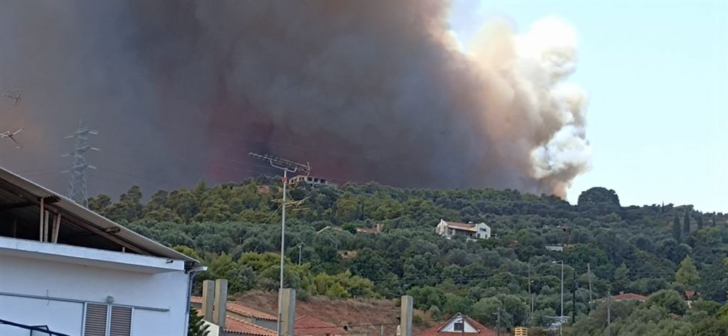 Φωτιά στην Αχαΐα – Εκκενώθηκε κατασκήνωση με παιδιά