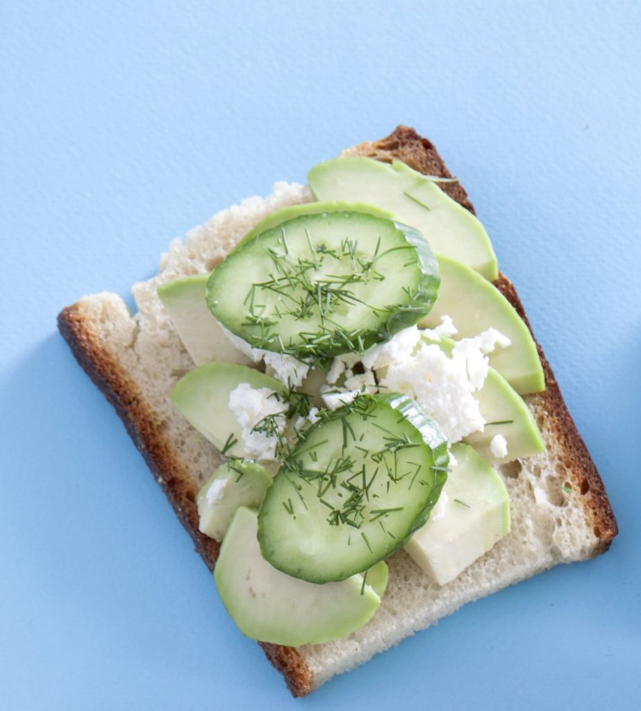Τοστ αβοκάντο με ανθότυρο, αγγούρι και άνηθο