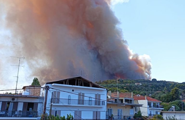 Aνεξέλεγκτη φωτιά στη Ζήρια Αχαΐας – Εκκενώνονται τέσσερις οικισμοί, απομακρύνθηκαν λουόμενοι | tovima.gr