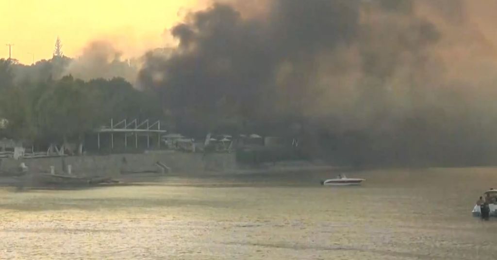 Μεγάλη φωτιά στην Αχαΐα – Απομακρύνθηκαν δεκάδες άτομα από παραλίες – Εκκενώθηκαν κατασκήνωση και ξενοδοχείο