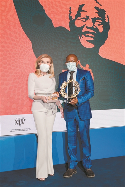 «Η ελληνικήκοινωνία στοπλευρό μου»