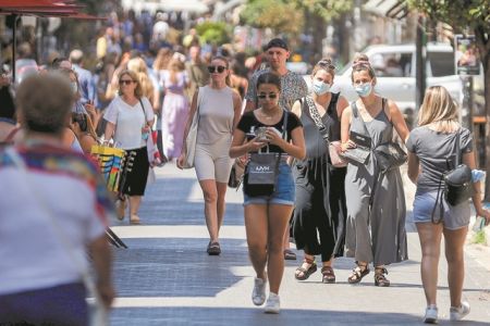 Πολιτική «καρότου και μαστιγίου» στο μέτωπο του εμβολιασμού