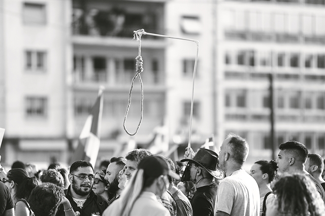 «Δημοκρατίες των ειδικών» και «αποδόμηση της αυθεντίας»