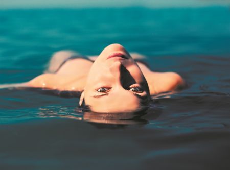 Υπό τη μορέα