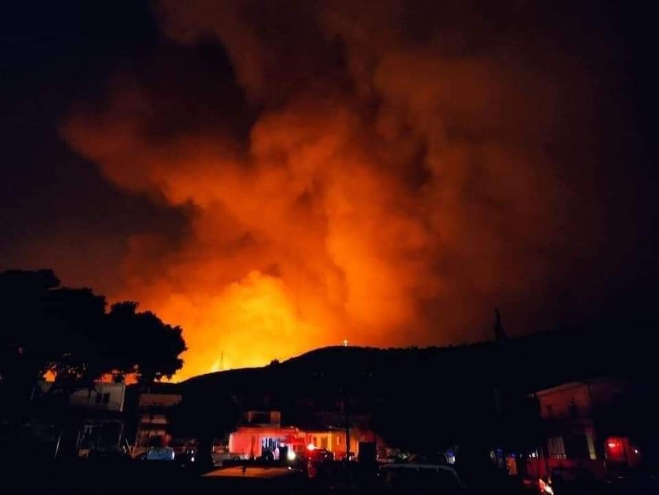 Ρόδος – Ολονύχτια μάχη με τις φλόγες – Εκκενώθηκαν χωριά, πρόβλημα στην ηλεκτροδότηση