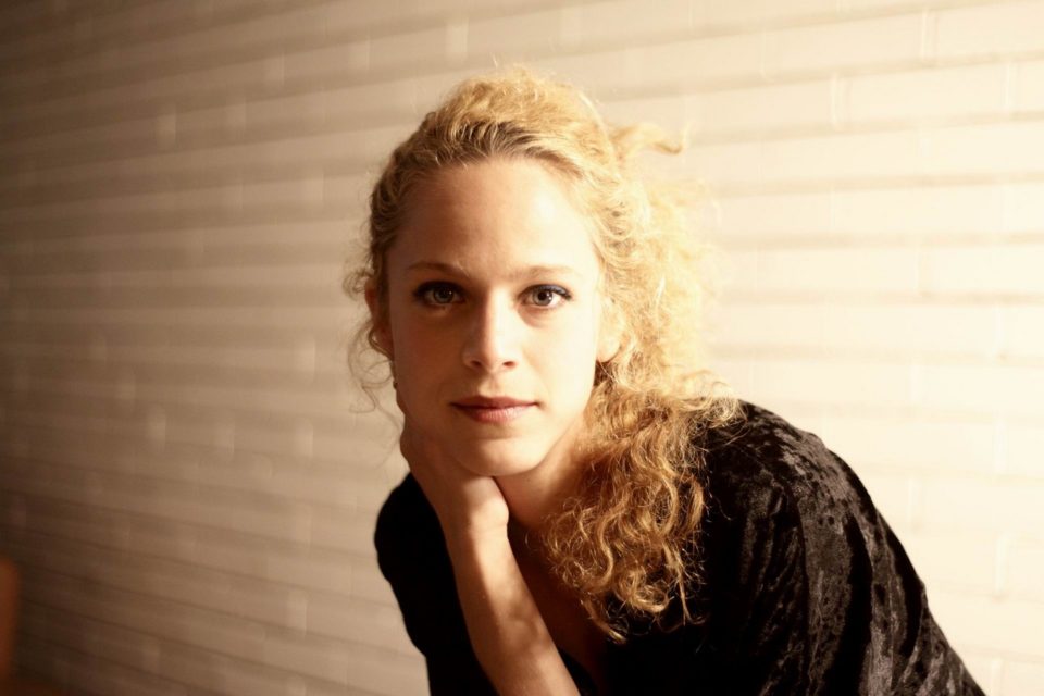 Έλλη Τρίγγου – «Καμία άλλη κακιά στιγμή, καμία γυναίκα μόνη…»