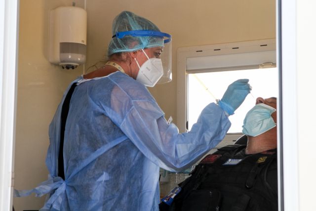 Σε εγρήγορση για να μην σκάσει «κορωνοβόμβα» τον Δεκαπενταύγουστο – Από τι θα εξαρτηθεί η κορύφωση του τέταρτου κύματος