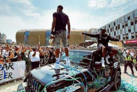 Έφτασε στην Αθήνα με το τρόπαιο ο Γιάννης Αντετοκούνμπο