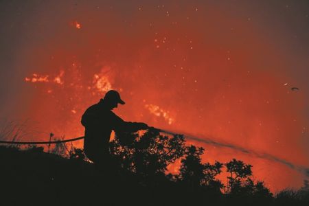 Η Ελλάδα «φλέγεται», ο πλανήτης βαριανασαίνει