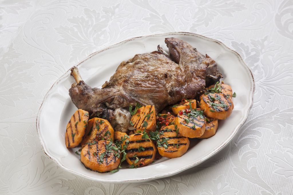 Μπούτι αρνίσιο αργοψημένο με ανθόνερο