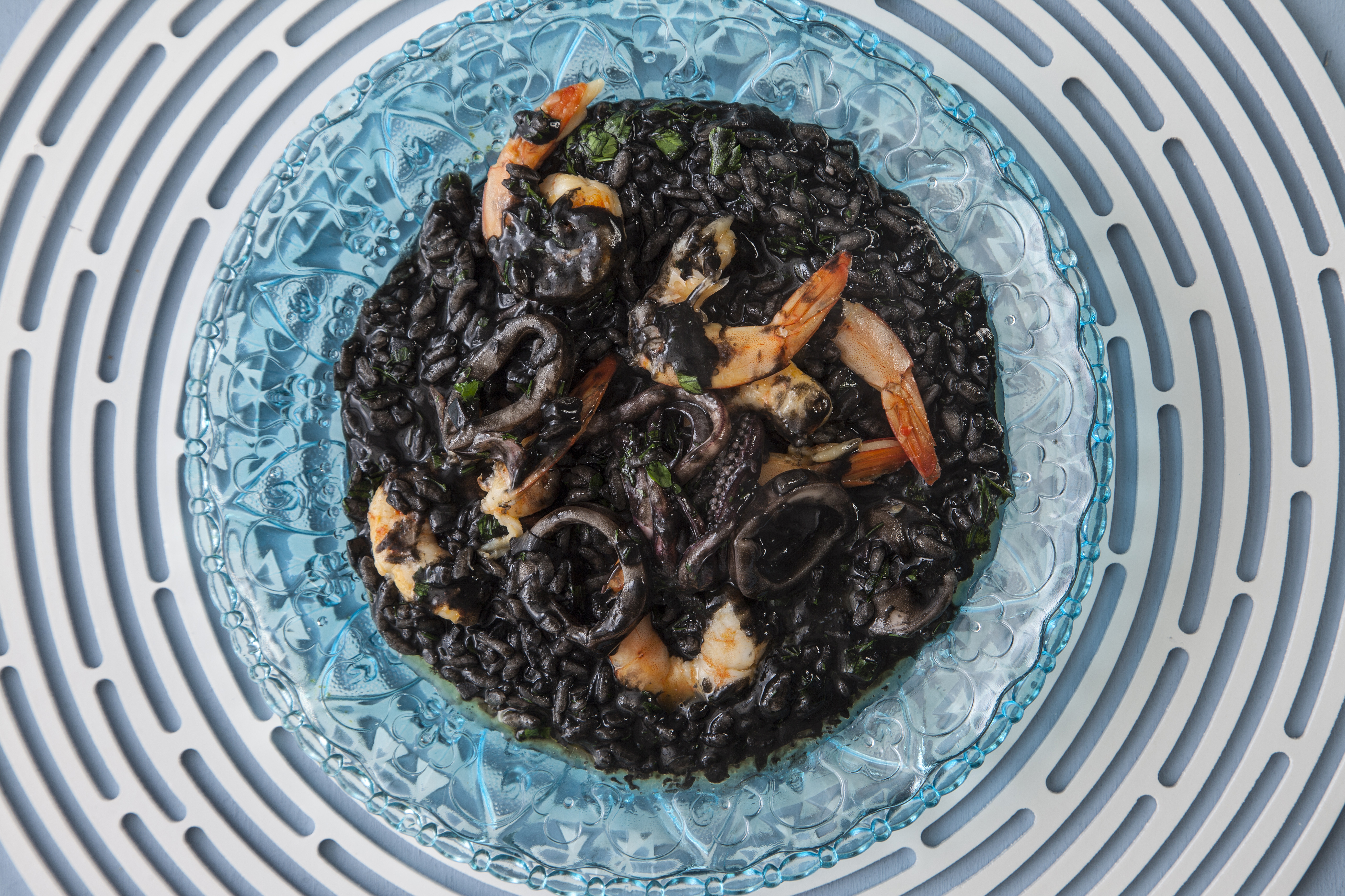 Ριζότο με μελάνι σουπιάς, γαρίδες και καλαμάρι