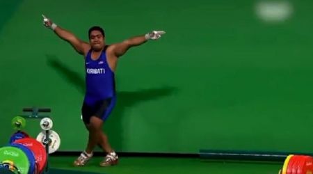 Ολυμπιακοί Αγώνες – Αρσιβαρίστας χορεύει μετά την προσπάθειά του και αποθεώνεται