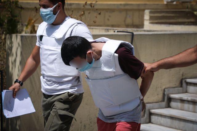 Δάφνη – Συγγενείς του θύματος επιτέθηκαν στον συζυγοκτόνο έξω από την Ευελπίδων