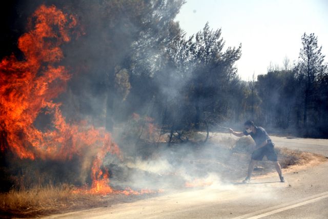 Μεγάλη φωτιά στη Βαρυμπόμπη – μήνυμα από το 112 και διακοπές ρεύματος | tovima.gr