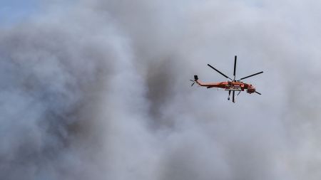 Επικίνδυνη φωτιά στη Λίμνη της Ευβοίας – Εκκενώνονται οικισμοί
