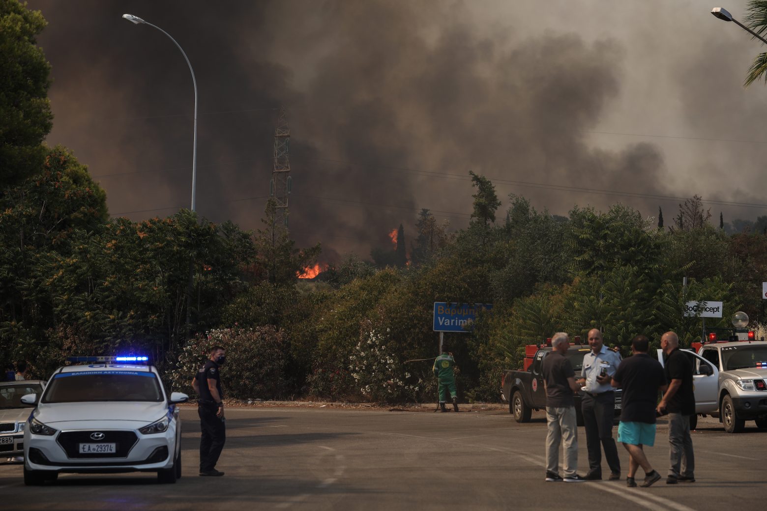 Φωτιά στη Βαρυμπόμπη – Δείτε ποιοι δρόμοι είναι κλειστοί