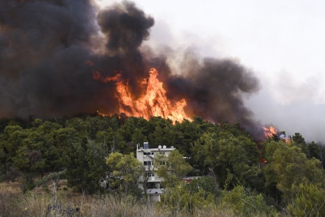 Σε πύρινη «πολιορκία» η χώρα – Μεγάλες φωτιές από Αττική μέχρι Μεσσηνία και Εύβοια – Μάχη με τις αναζωπυρώσεις