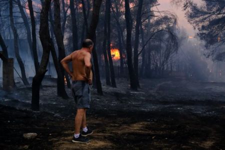 Φωτιά στη Βαρυμπόμπη – Νύχτα κόλασης με τρία πύρινα μέτωπα – Πάνω από 300 απεγκλωβισμοί